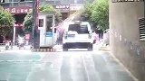 一路虎撞断马路护栏加速冲入商铺 目击者：司机油门当刹车