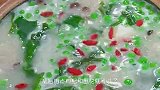 秋冬季节要多喝汤，这道用鲫鱼来做的豆腐汤，汤汁浓郁营养丰富