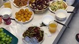 朋友来女子家里吃饭，社恐猫咪躲在厕所不敢出来