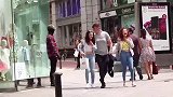 男子伪装成假人在路边恶搞路人，真是太贱了