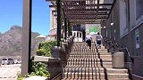 这国家，几乎在一夜之间，就从繁荣富强“发展”到民生凋敝