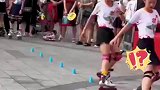 女孩街头表演花式轮滑，这也太丝滑了吧