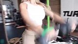 健身女郎苦练上肢！这身材你爱了吗？ 翘臀尤为惹人羡