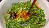 罗氏虾别总是白灼或红烧了，像我这样做，酸爽可口，好吃极了