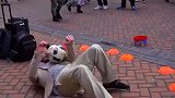 街头恶搞-老头街头狂秀高超足球技术，路人看傻眼了！