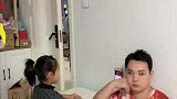 爸爸给小情人辅导作业，眼前一幕，老妈这智商还有救吗
