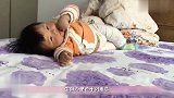 宝妈让萌宝学爬，懒惰萌宝不会爬，接下来萌宝的举动笑喷了