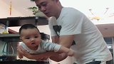 爸爸抱着3个月的儿子演咸蛋超人，眼前这一幕，实在太可爱了！