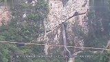 玻璃栈道新行业，每天要背30多名美女过桥网友想报名
