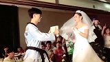 新娘婚礼现场表演手劈木板，虽然失败了，但是我不疼