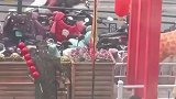 青蛙人偶看热闹，被抓包后乖乖离去