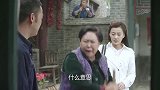 姑奶奶拿起扫把打架，边打边骂脏话，吃瓜邻居看笑话乐翻天！