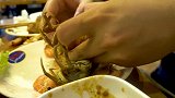 大sao下馆子吃自助餐，盆里的海鲜全给拿了，服务员懵了半天