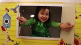 妈妈和小萝莉给刚搭完的小屋子买了一个夜空投影灯