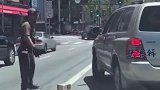 美国街头，歹徒无故殴打越南裔快递员，试图抢走快递无果，仓皇逃窜中从车上摔下来，网友：报应来的太快