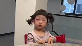 萌娃一觉醒来，被蚊子咬的鼻青脸肿