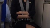 乘客调侃空姐小姐姐，空姐似笑非笑憋坏了吧
