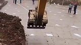挖掘机干细致活，高技术啊
