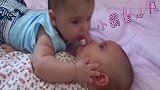 小宝宝跟妈妈去做客，竟然欺负人家小女儿，难道这就是一见钟情