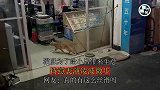 猫咪为了给小店带来生意，特意表演凌波微步