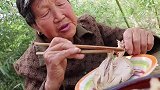 胖妹搞椰子鸡新吃法，喊奶奶过来尝鲜，婆孙吃相太搞笑了