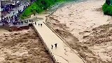 大洪水瞬间爆发！桥上的一定是当地人，外地人早就被吓晕了！