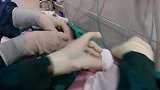 刚出生1分钟的双胞胎婴儿，圆圆的脑袋，胖乎乎的，好福气！