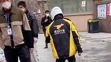 外卖小哥的背影令人动容