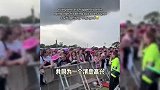 霉霉订婚粉圈嗨翻了！公司老板取消会议，教授取消考试，粉丝聚集欢呼庆祝