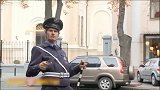 外国搞笑：车司机被男子整蛊，突然喷火把对方吓倒