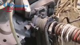 数控机床功能有多强？工人实拍工作过程，网友：一顿操作猛如虎