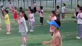 幼儿园孩子们花式跳皮筋，回忆杀唤起网友童年