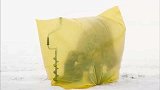旅游-世界第二冷城市渔民身裹塑料袋钓鱼 用生命在垂钓_clip