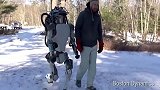 人形机器人：索菲亚和波士顿动力学AI机器人一比，low爆了