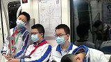 学生早起坐地铁纷纷睡着，六点多就上学他们也很辛苦