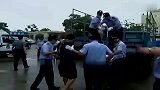 实拍后死刑犯被押赴刑场，痴情女子一路飙泪追车