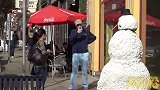 可怕的雪人恶作剧，假扮雪人故意吓路人，美女被吓得尖叫