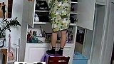 妈妈在家收拾鞋柜几多波折，幸亏小棉袄在边上贴心照顾