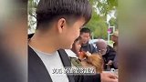 大学生校园摆摊自种蔬菜瞬间秒空，有网友驱车50分钟来买菜
