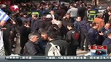 东方新闻-20120229-希腊：议会通过严厉的削减公务员薪金和养老金议案