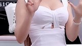 年纪这么大了还卖萌，这个女人有点违和感