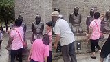 入戏太深！河南一大妈对景区里雕像边挨个扇耳边骂：叫你害死人