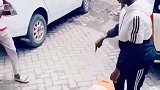 小伙感觉哪里不对劲，但又说不上来，搞笑！
