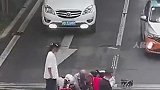 街头暖心一幕！没有指挥，没有催促，只有一群弯腰的陌生人