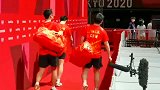 同一个包背出三种不同的气质。许昕：老乡，奥运村怎么走