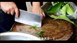 苗大姐穿雨衣带绿帽，包艾叶糍粑，皮太硬太厚，味道还不错
