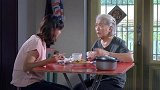 大妈错把美女当成自己的儿媳妇，心情激动