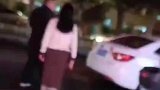 男女街头发生争执，女子的丈夫为其出头
