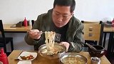 兴森来到一家面馆吃鸡肉面和饺子面，蕃茄酱拿来拌饭，食欲真好