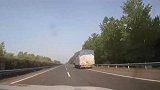 安徽蚌埠：胆忒大！司机边开车边喝酒，货车高速走“蛇形”